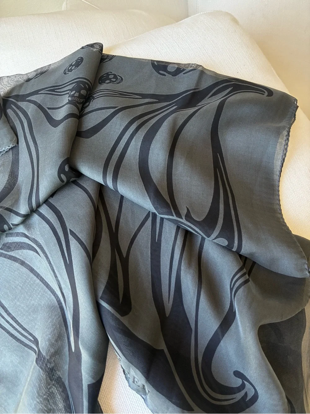 *NWT* Alexander McQueen 90*90cm 🩶 Gray Skull Silk Scarf ✨